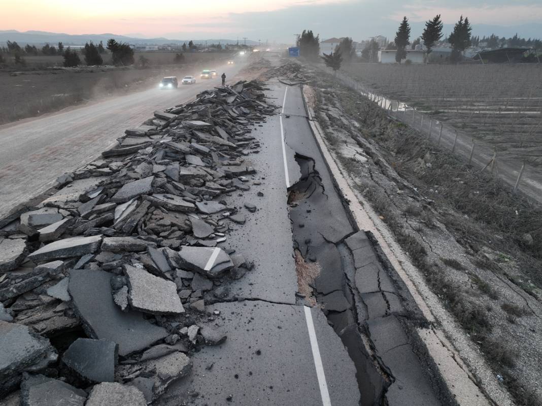 Kırılan fay hattı görüntülendi! Filmden kareler değil gerçek: Yollar yarıldı, devasa çatlaklar oluştu! 4
